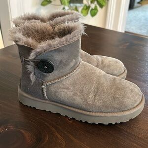 UGG Bailey Button LOW.